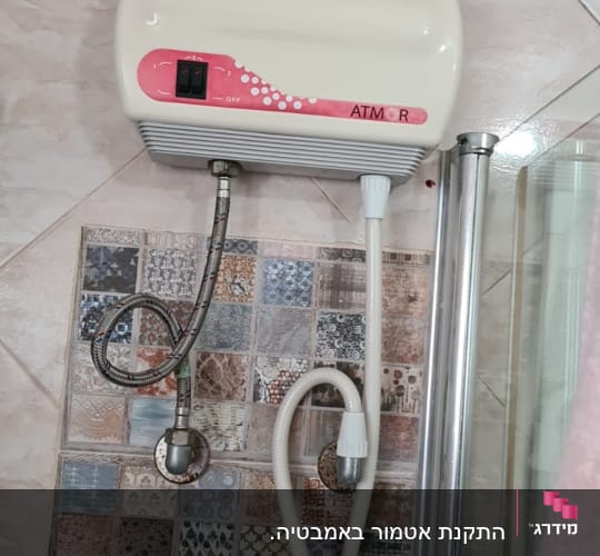 דוד שמש מותקן על קיר עם חיבורים וצינורות